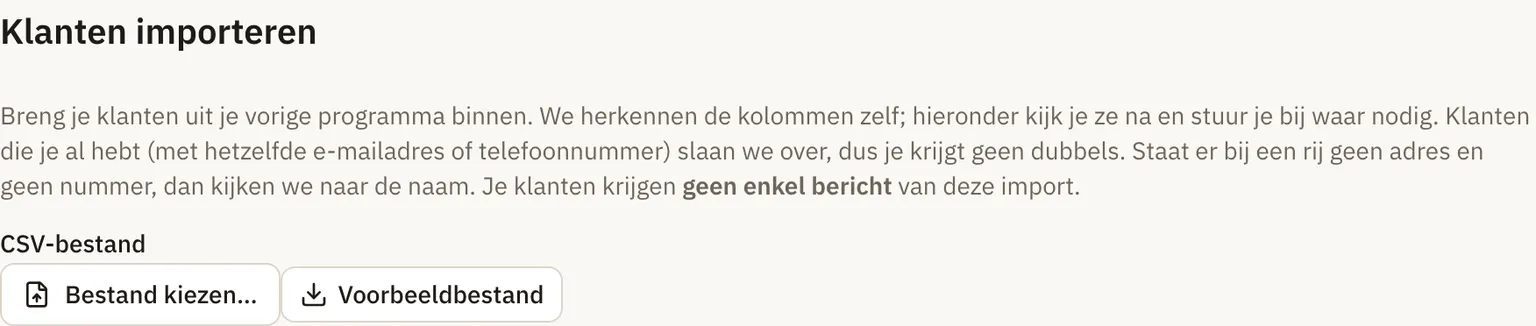 Het scherm Klanten importeren, waar je een CSV-bestand kiest of een voorbeeldbestand downloadt.